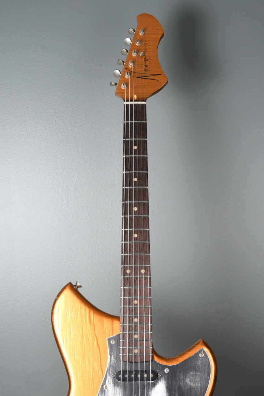 Novo Guitars Serus S Fralins Aztec Gold Over Bull Black